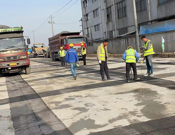 焦作老材料的新故事：玻璃纤维土工格栅如何在‘白改黑’浪潮中重获新生？